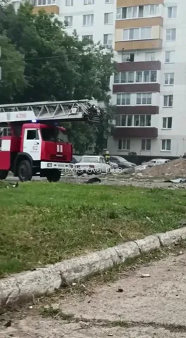 Пожежна машина біля пошкодженої багатоповерхової будівлі