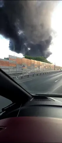 Дим над промисловим об'єктом біля автомагістралі