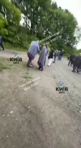 Евакуйовані пасажири йдуть дорогою біля залізниці