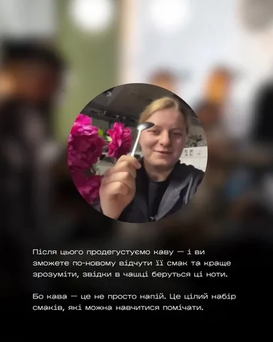 Жінка тримає рожеві квіти в кав'ярні