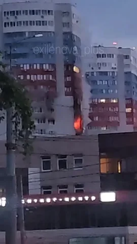 Пошкоджена будівля з вогнем на фасаді вночі