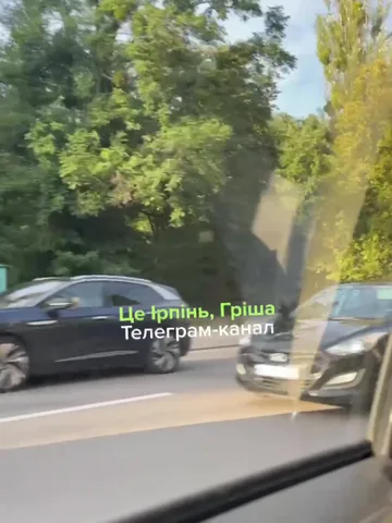 Два автомобілі на дорозі після дорожно-транспортної пригоди