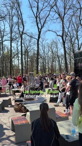 Люди збираються на святкуванні в парку Ірпеня