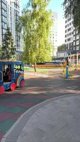 Дитячий ігровий автомат у парку серед будівель