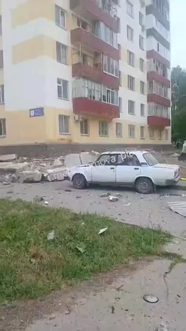 Пошкоджений автомобіль біля багатоповерхового будинку