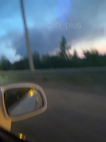 Вид з автомобіля на небо з димом вночі