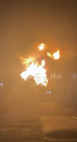 Вибухи та вогонь у нічному небі над об'єктом