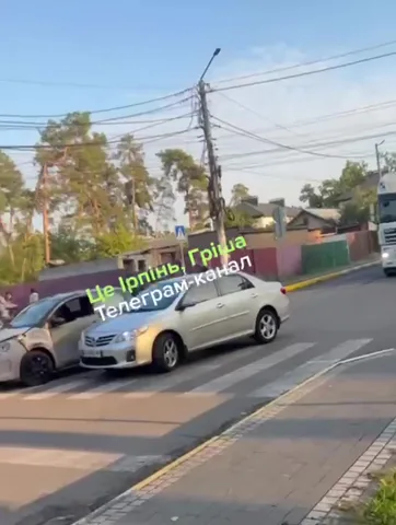 Два автомобілі після зіткнення на вулиці міста