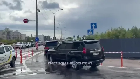 Кортеж автомобілів на дорозі з поліцейським супроводом