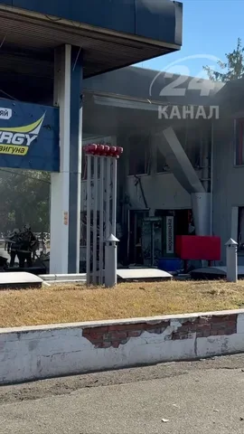 Пошкоджена будівля заправної станції з вибитими вікнами