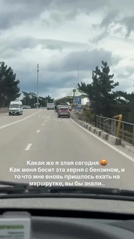 Вид з салону автомобіля на шосе з іншими машинами