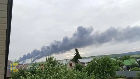 Дим від пожежі над сільською місцевістю та будинками