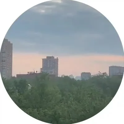 Панорама міста з багатоповерховими будинками та зеленню