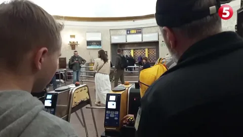 Люди в касі метро під час евакуації