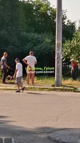 Люди стоять біля будівельного павільйону на вулиці