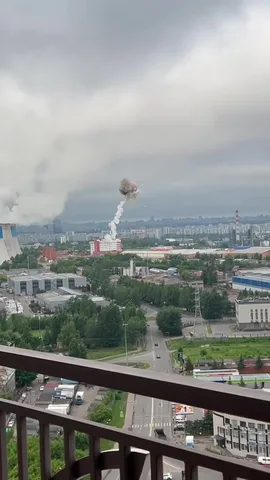 Вид з висоти на промислове підприємство з димом