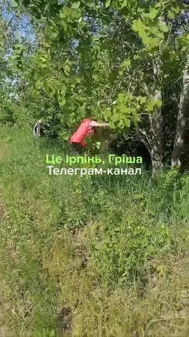 Чоловік демонтує паркан на заплаві Ірпеня