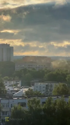 Міський пейзаж з багатоповерховими будинками та хмарним небом