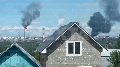Дим від вибухів над промисловими об'єктами в місті