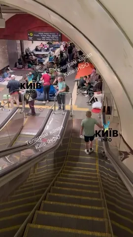 Люди на сходах метро під час евакуації в Києві