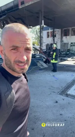 Чоловік на фоні пошкодженої автозаправки з рятувальниками