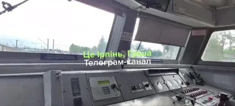 Кабіна машиніста поїзда з приладами управління