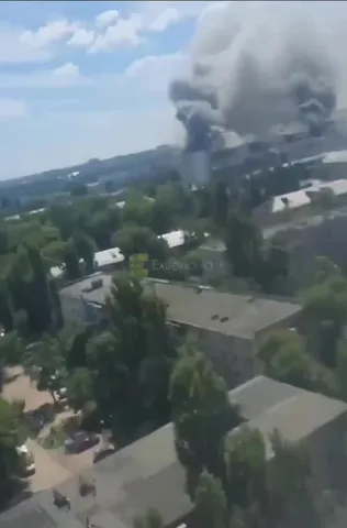 Дим від вибуху над промисловим об'єктом у Воронежі