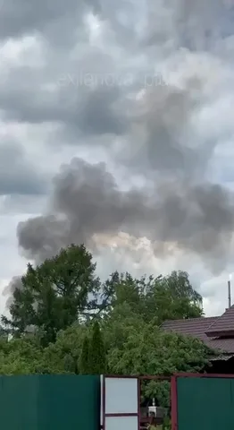 Дим над будівлями в Московській області