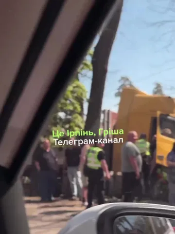 Вид з автомобіля на місце дорожної аварії з людьми