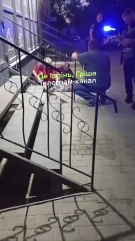 Вид з вікна на вулицю з поліцейськими машинами вночі