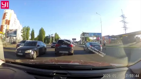 Вид з салону автомобіля на дорогу з іншими машинами