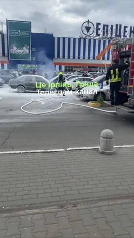 Пожежа автомобіля на парковці біля торгових центрів