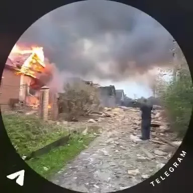Горюча будівля та пошкоджена вулиця в населеному пункті