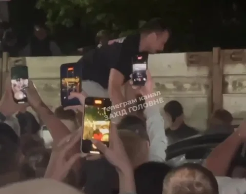 Люди з телефонами на вулиці, нічна сцена