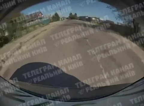 Вирва на дорозі біля житлових будинків