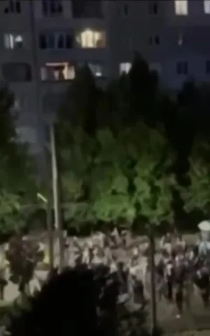 Натовп людей біля будівлі вночі