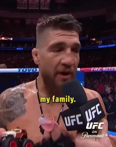 Боєць дає інтерв'ю на ринзі UFC