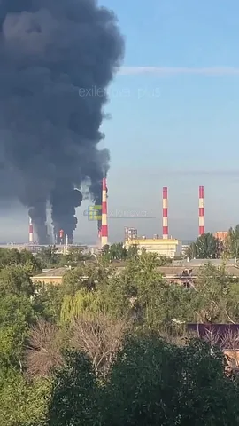 Промислове підприємство з димом від пожежі та червоно-білими трубами
