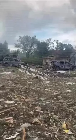 Пошкоджені автомобілі та обломки на землі в Бучанському районі