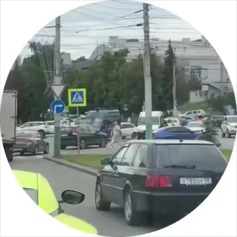 Припаркована машина на вулиці міста з дорожними знаками