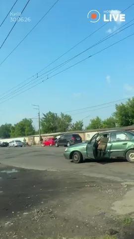 Місце дорожної аварії з кількома автомобілями на паркінгу