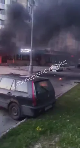 Пожежа в будівлі, припаркований автомобіль на вулиці