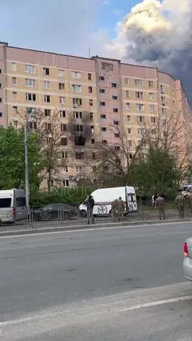 Пошкоджена багатоповерхова будівля з вибитими вікнами