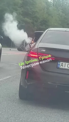 Дорожна аварія з двома автомобілями на трасі, дим від пошкодженого авто