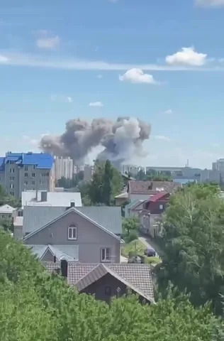 Дим від вибуху над промисловою зоною міста