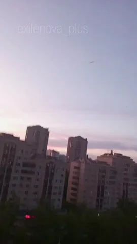 Житлові багатоповерхові будинки в сутінках з рожевим небом