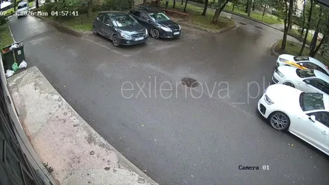 Припаркована автівка на стоянці біля будівлі