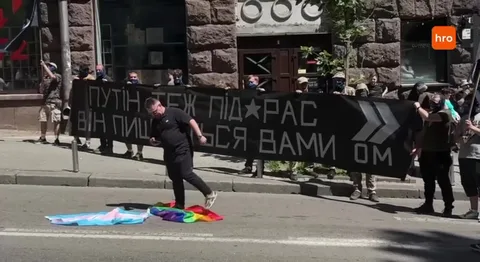 Люди з плакатом на вулиці міста під час акції
