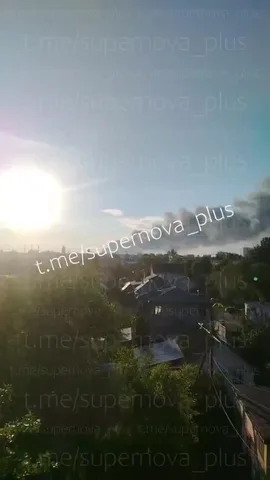 Вид з висоти на лісистий район з будівлями та дорогою
