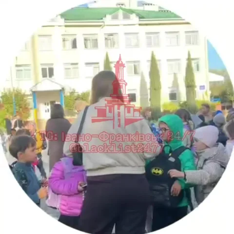 Дітьми та дорослими біля будівлі школи на вулиці